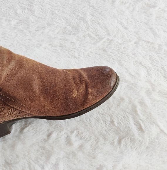 Cobb Hill Crosbie Embossed Leather Ankle Booties - Picture 10 of 11